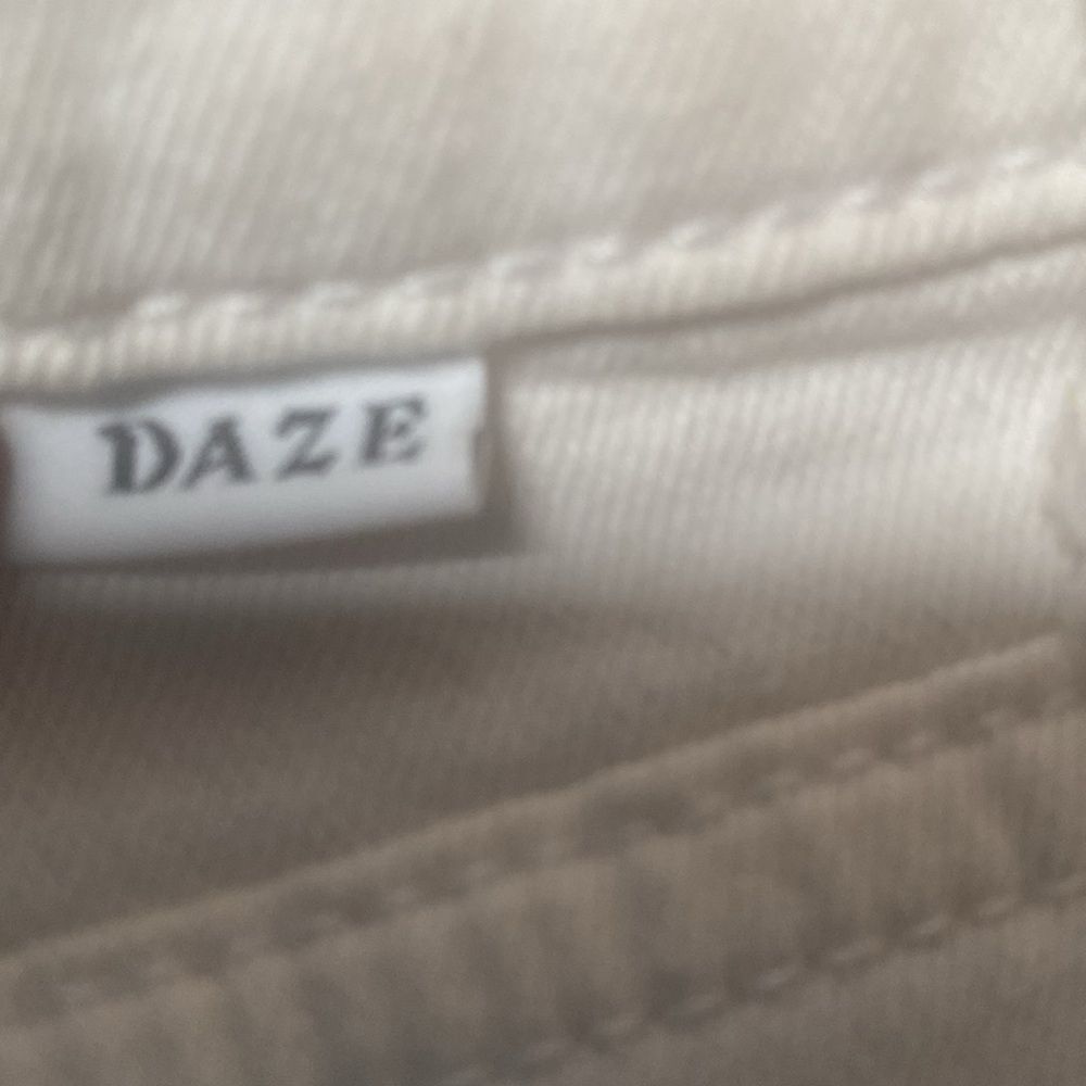 Daze Off White Distressed Frayed Denim Shorts Size 30 - Picture 7 of 10